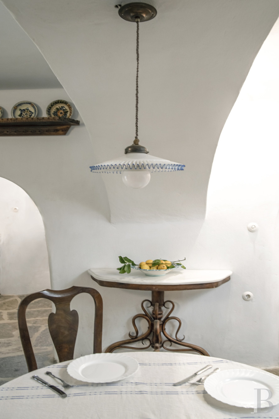 À Tinos, dans les Cyclades, une maison du 17e siècle tout de blanc vêtue - photo  n°8